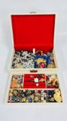 A VINTAGE JEWELLERY BOX CONTAINING AN ASSORTMENT OF VINTAGE COSTUME JEWELLERY TO INCLUDE BROOCHES,