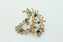 A CONTEMPORARY 9CT GOLD TURQUOISE LAPIS LAZULI BROOCH.