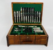 A VINTAGE ART DECO CANTEEN AND CONTENTS TO INCLUDE VARIOUS NON MATCHING FLAT WARE,