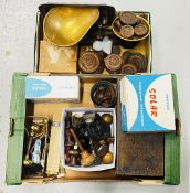 A BOX OF ASSORTED VINTAGE TOOLS AND IRONMONGERY / HARDWARE ETC.