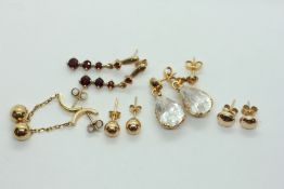 A PAIR OF 9CT GOLD STUD EARRINGS + A FURTHER PAIR OF YELLOW METAL EARRINGS + THREE PPAIRS OF YELLOW
