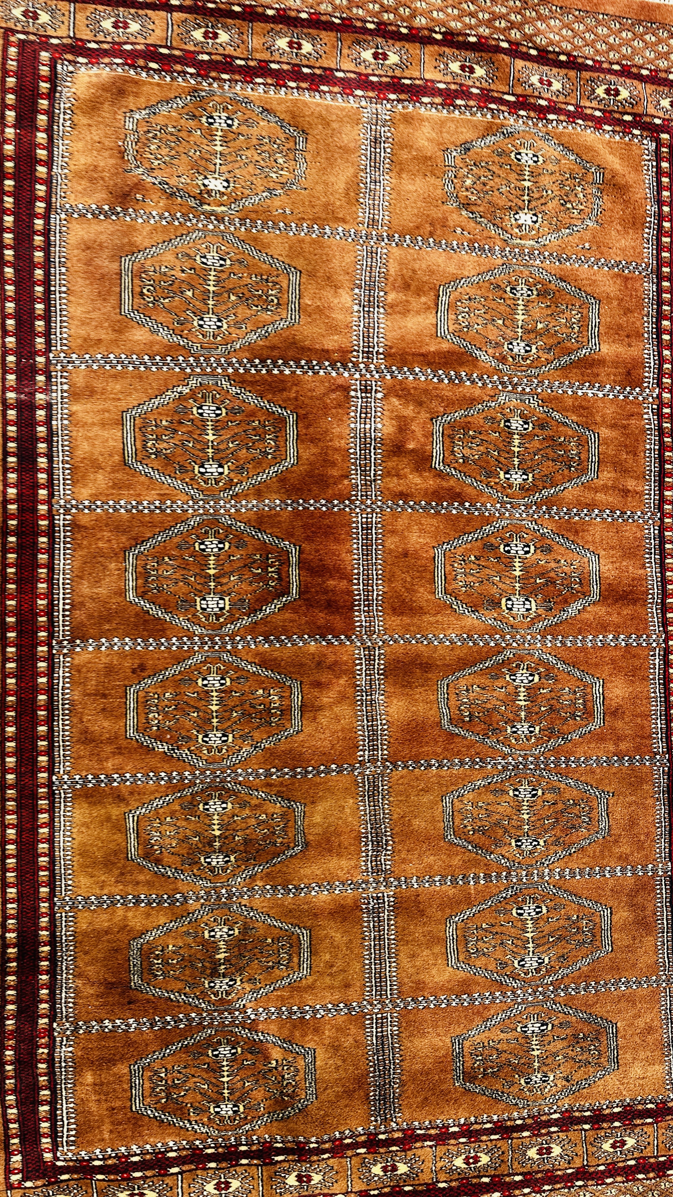 A VINTAGE TURKMAN STYLE RUG W 137 X H 180CM. - Image 2 of 6