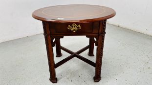 A REPRODUCTION MAHOGANY FINISH SINGLE DRAWER LAMP TABLE WITH CIRCULAR TOP DIAMETER 63CM HEIGHT 56CM.