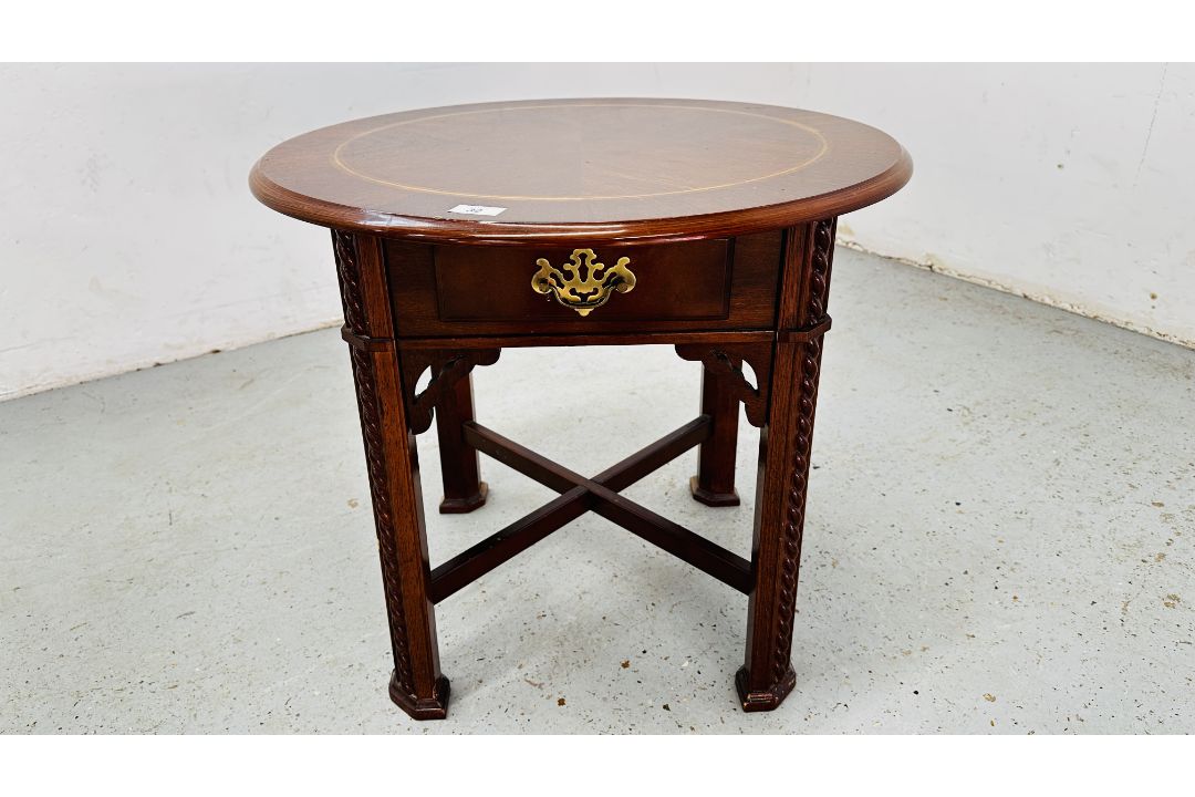 A REPRODUCTION MAHOGANY FINISH SINGLE DRAWER LAMP TABLE WITH CIRCULAR TOP DIAMETER 63CM HEIGHT 56CM. - Image 1 of 8