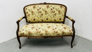 (R) UPHOLSTERED LOVERS SEAT.