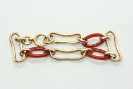 A VINTAGE 9CT GOLD & CARNELIAN BRACELET L 17.5CM.