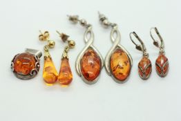 A PAIR OF GOLD TONE AMBER TYPE DROP EARRINGS,