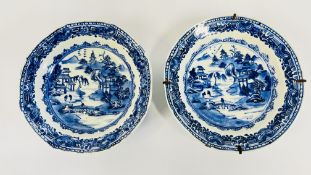 A PAIR OF CHINESE QING BLUE & WHITE PLATES, DIAMETER 16CM.