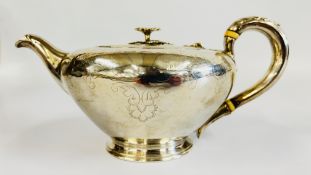 A VICTORIAN SILVER TEA POT, LONDON 1839, MAKER I FIGG, H 11.5CM, L 26CM.