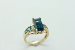 9CT GOLD STONE SET DRESS RING.