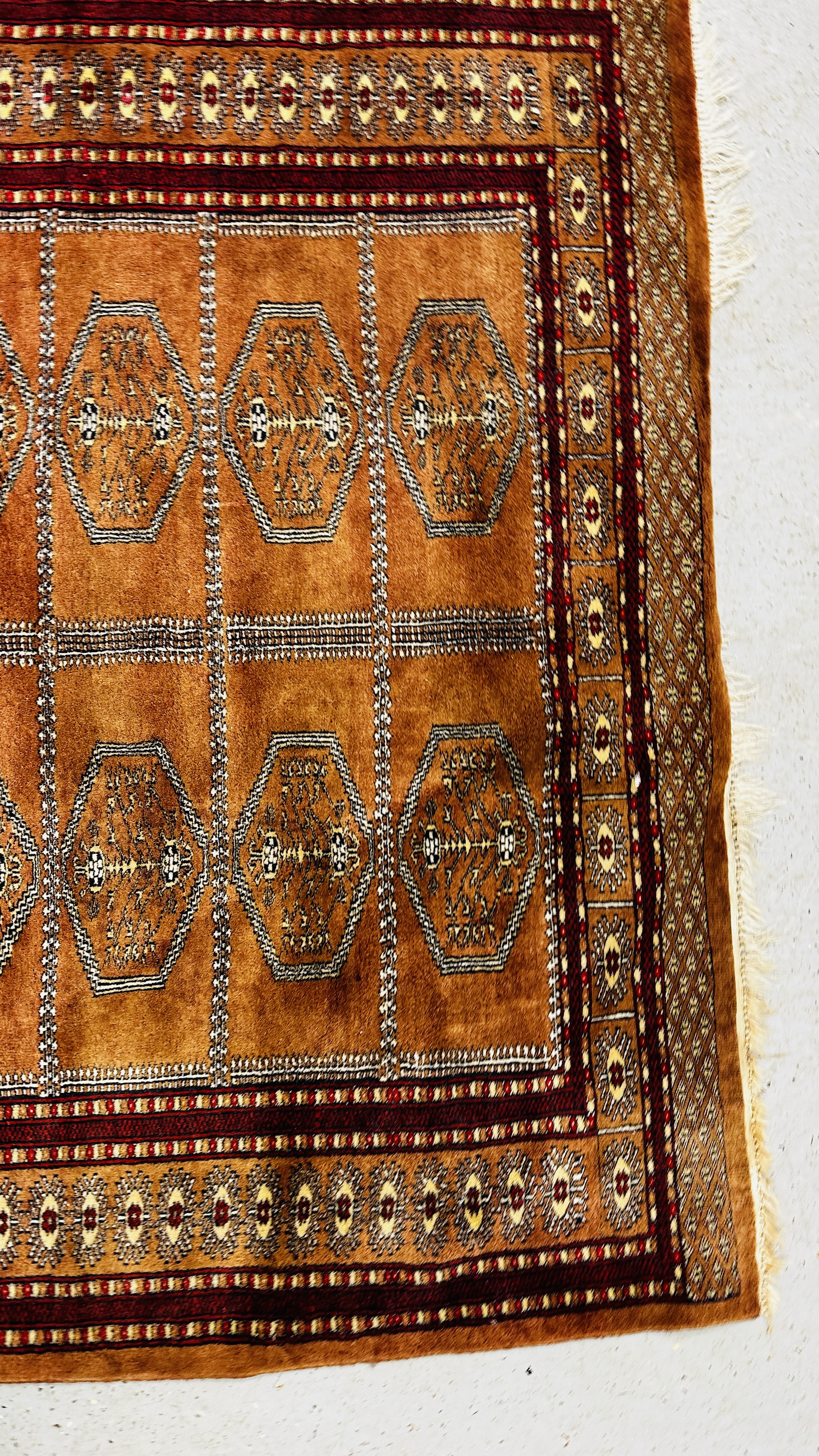 A VINTAGE TURKMAN STYLE RUG W 137 X H 180CM. - Image 4 of 6