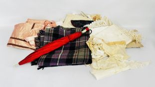 A GROUP OF VINTAGE TEXTILES TO INCLUDE A PATCHWORK QUILT, BLANKET, TABLE CLOTHS,