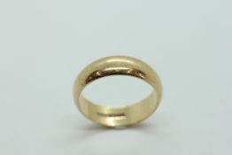 A 9CT GOLD WEDDING BAND.