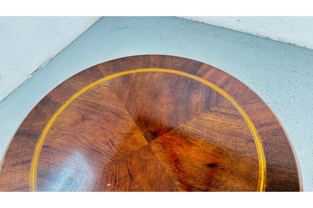 A REPRODUCTION MAHOGANY FINISH SINGLE DRAWER LAMP TABLE WITH CIRCULAR TOP DIAMETER 63CM HEIGHT 56CM. - Image 8 of 8