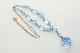 AN ELEGANT 9CT GOLD ART DECO BLUE CRYSTAL GLASS DROP PENDANT NECKLACE L 46CM.