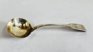 A GEORGIAN SILVER LADLE, FIDDLE PATTERN, LONDON ASSAY, RUBBED MAKER MARK L 18.5CM.