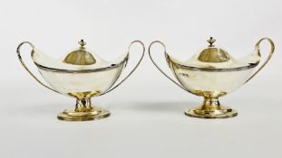 A PAIR OF ANTIQUE SILVER SAUCE TUREENS, LONDON 1903 - 1905 MAKER C.S. HARRIS L 21.5CM X H 14CM.