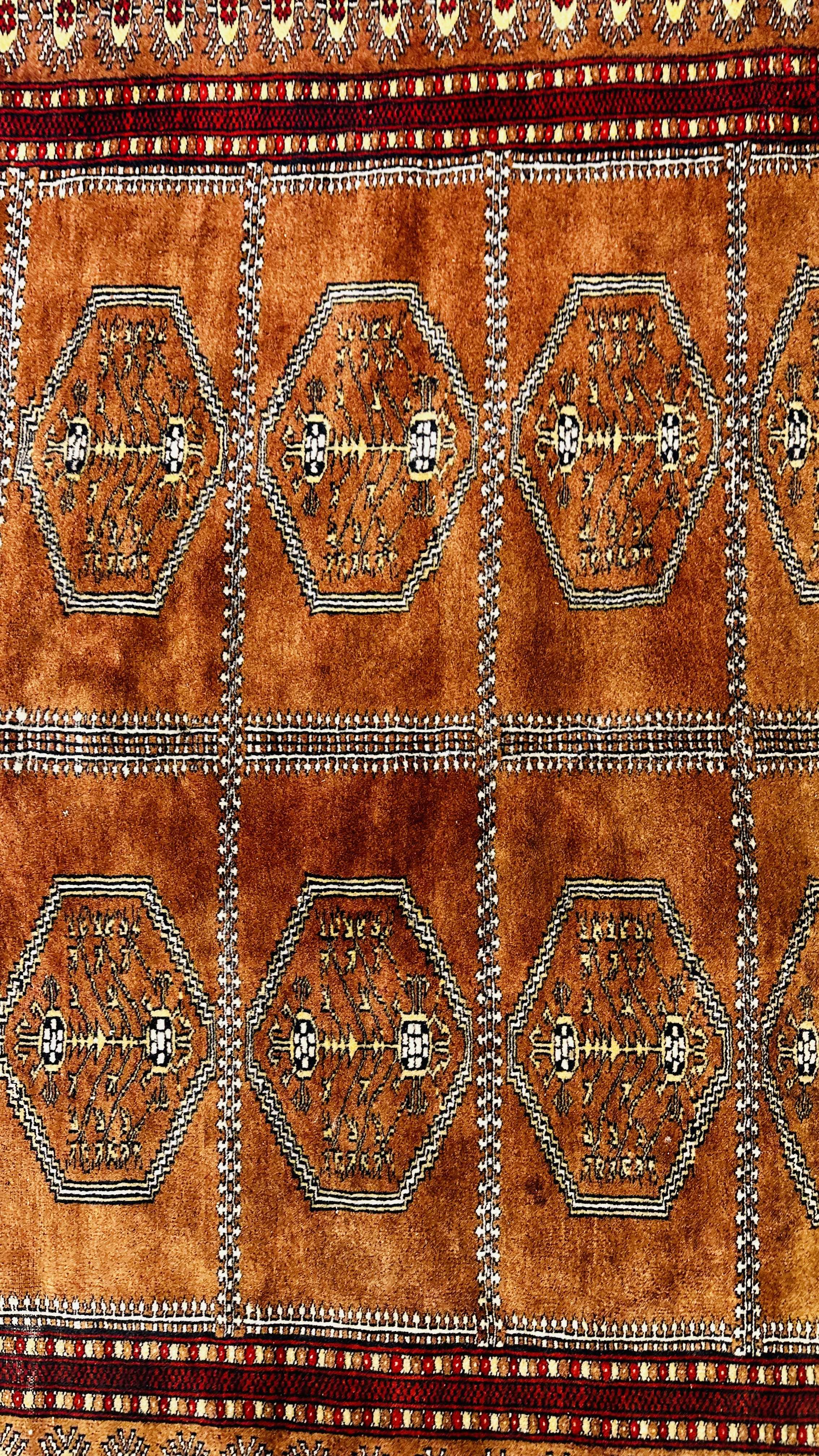 A VINTAGE TURKMAN STYLE RUG W 137 X H 180CM. - Image 5 of 6