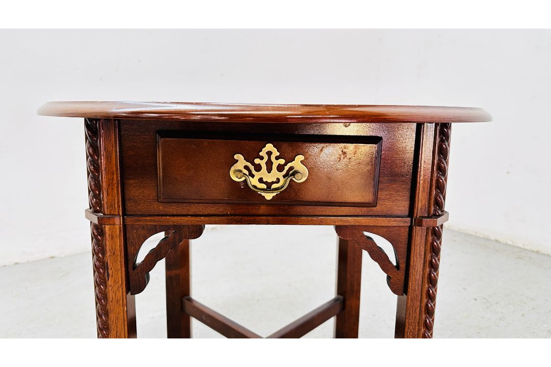 A REPRODUCTION MAHOGANY FINISH SINGLE DRAWER LAMP TABLE WITH CIRCULAR TOP DIAMETER 63CM HEIGHT 56CM. - Image 2 of 8