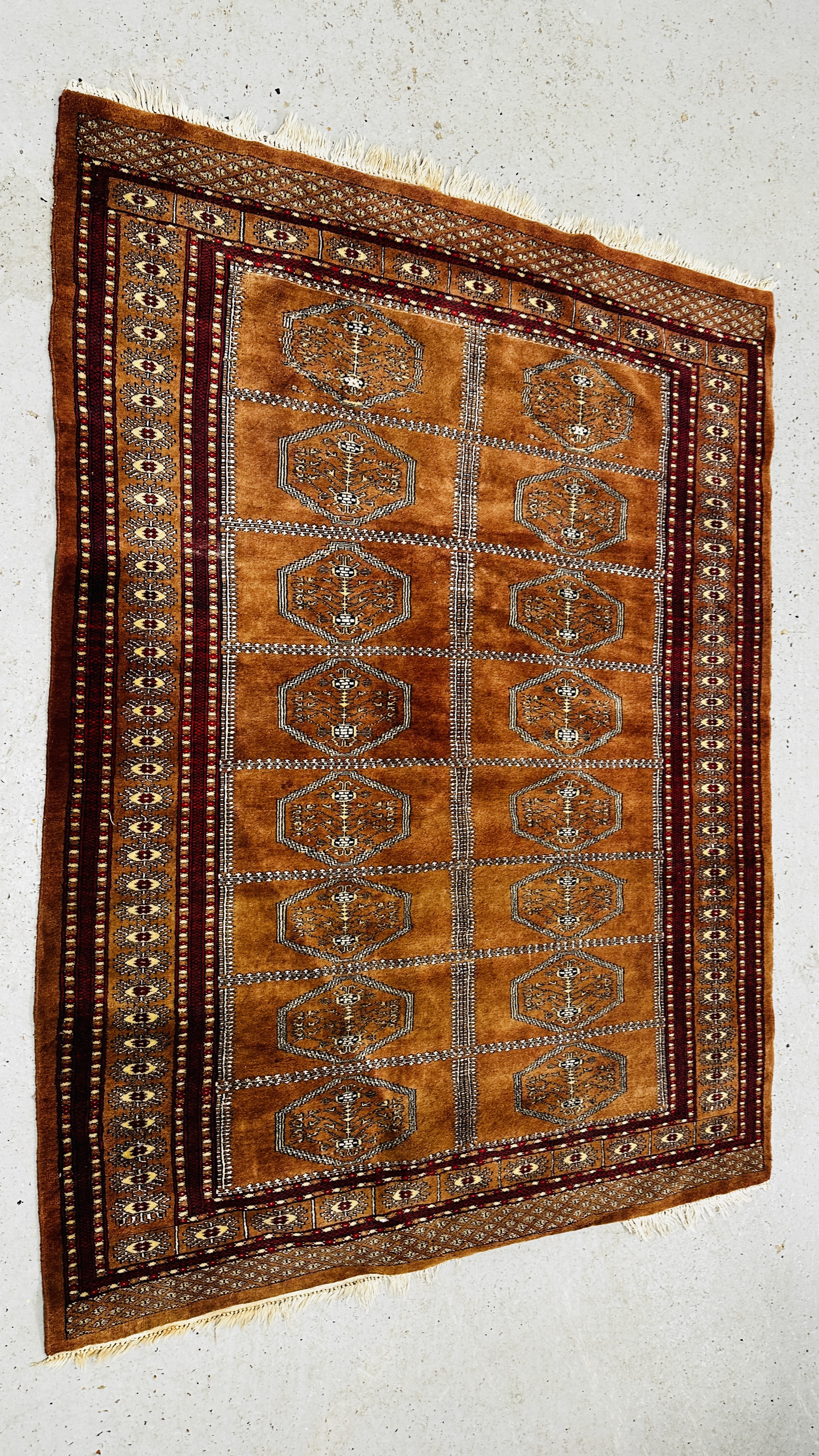 A VINTAGE TURKMAN STYLE RUG W 137 X H 180CM.