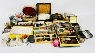 A BOX CONTAINING AN EXTENSIVE COLLECTION OF VINTAGE BUTTONS, SOME EXAMPLES ON ORIGINAL CARDS.