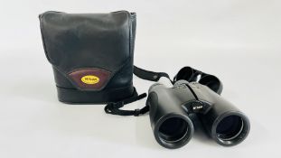 A PAIR OF NIKON 8 X 42 MODERN WATERPROOF BINOCULARS IN NIKON CARRY CASE.