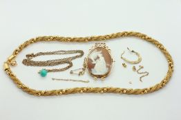 A VINTAGE YELLOW METAL CAMEO BROOCH WITH A SAFETY CHAIN,