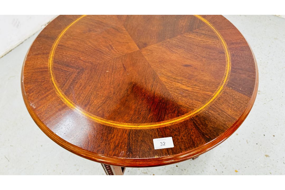 A REPRODUCTION MAHOGANY FINISH SINGLE DRAWER LAMP TABLE WITH CIRCULAR TOP DIAMETER 63CM HEIGHT 56CM. - Image 7 of 8