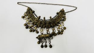 AN ELABORATE WHITE METAL ETHIOPIAN NECKLACE.