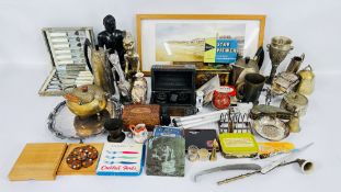 A BOX OF ASSORTED COLLECTIBLES TO INCLUDE MIXED METAL WARES, CARVED FIGURES AND VINTAGE TINS,