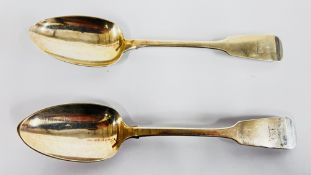 A PAIR OF ANTIQUE SILVER SPOONS, DUBLIN 1843, MAKER JAS.LE.BASS L 23CM.