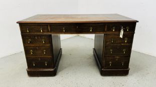 AN OAK TWIN PEDESTAL WRITING DESK W 137CM D 71CM H 76CM.