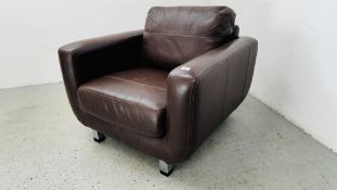 A DARK TAN LEATHER UPHOLSTERED MODERN EASY CHAIR.