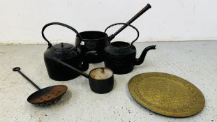GROUP OF VINTAGE CAST IRON COOKING PANS, KETTLES AND SKILLET.