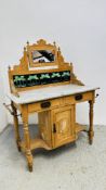AN EDWARDIAN MARBLE TOP WASH STAND WITH TILED SPLASHBACK, 92.5CM WIDE.