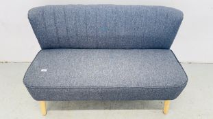 A MODERN GREY UPHOLSTERED HALL COUCH, LENGTH 118CM.