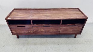 A MODERN WOODGRAIN EFFECT FINISH LOW LEVEL ENTERTAINMENT STAND WITH THREE DRAWERS,