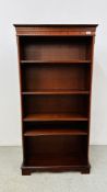 (R) MAHOGANY FINISH FIVE TIER BOOKSHELF, W 76CM X D 28CM X H 153CM.