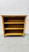 MODERN LIGHT OAK 3 TIER BOOKSHELF W 90CM X D 30CM X H 91CM.