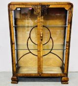 A 1930s WALNUT TWO DOOR DISPLAY CABINET, 88CM WIDE.