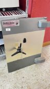 DUDLEY SAFES LUDLOW SECURITY SAFE, WIDTH 60CM DEPTH 61CM HEIGHT 76CM - KEY WITH AUCTIONEER.