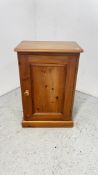 A MODERN WAXED PINE SINGLE DOOR CUPBOARD W 52CM X D 34CM X H 77.5CM.