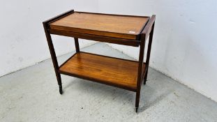 A MID CENTURY TEAK 2 TIER TROLLEY WITH EXTENDING CANTILEVER ACTION TOP W 79CM D 40CM EXTENDED 76CM