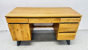 A MODERN OAK FURNITURE LAND SOLID OAK 5 DRAWER DRESSING TABLE / DESK WITH SINGLE CUPBOARD W 145CM X