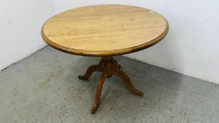 A LIGHT OAK FINISH CIRCULAR PEDESTAL BREAKFAST TABLE, DIAMETER 100CM.