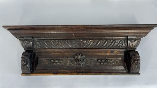 A C19th CARVED OAK MANTEL / BRACKET, W 119CM X D 20CM X H 38CM.