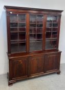 AN EARLY 20TH CENTURY GEORGIAN STYLE MAHOGANY TWO SECTION BOOKCASE W 153CM D 44CM H 183CM.