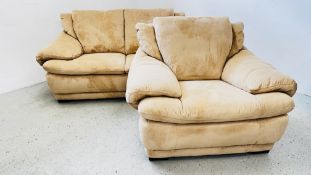 AN ITALIAN 'GOUFFRAGE' ITALSOFA 2 PIECE LOUNGE SUITE WITH CAMEL COLOURED FAUX SUEDE UPHOLSTERY.