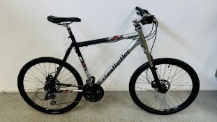 A CLAUD BUTLER RAVANA BICYCLE, 24 SPEED HYDRAULIC DISC BRAKES.