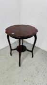 A MAHOGANY OCCASIONAL TABLE STANDING ON OUTSWEPT LEGS WITH UNDERTIER, D 60CM H 72CM.
